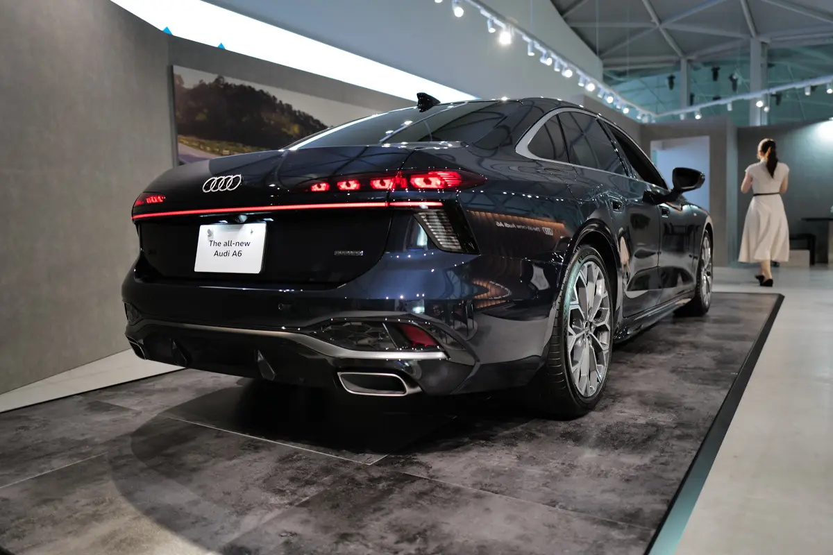 新型アウディA6のエクステリア（ダークブルー、リア）