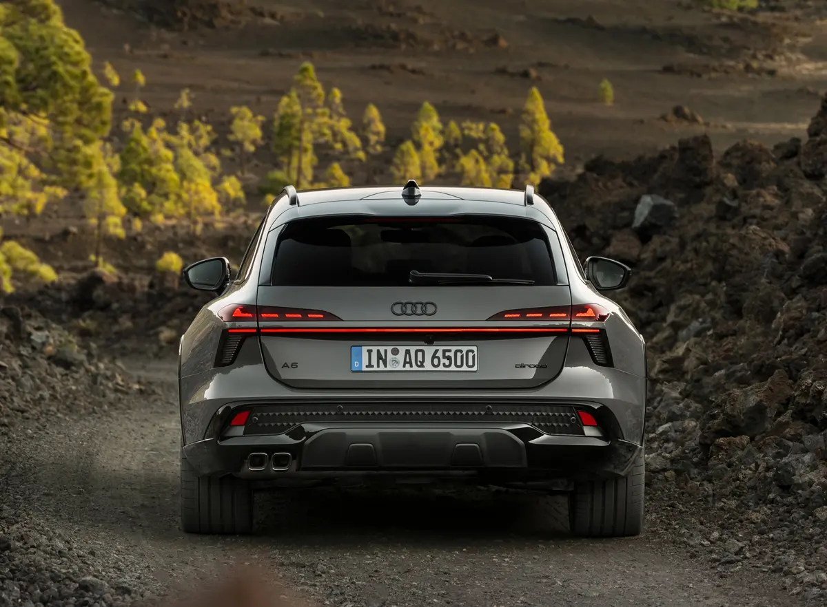 アウディ A6 オールロードクワトロのエクステリア（グレー、リア、静止）