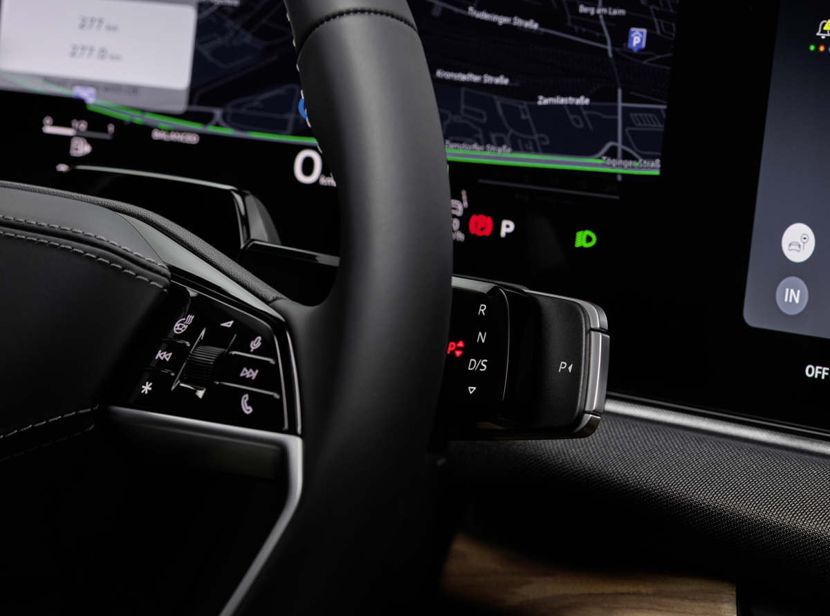 新型アウディQ7のインテリア（ステアリングホイール）