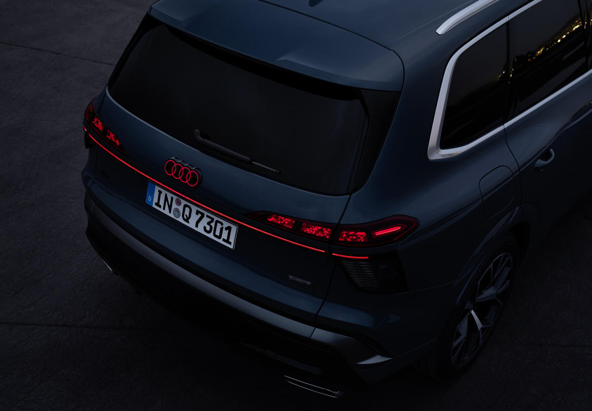 新型アウディQ7のリア（テールランプ点灯）