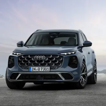 新型アウディQ7のフロント（静止、グレー）