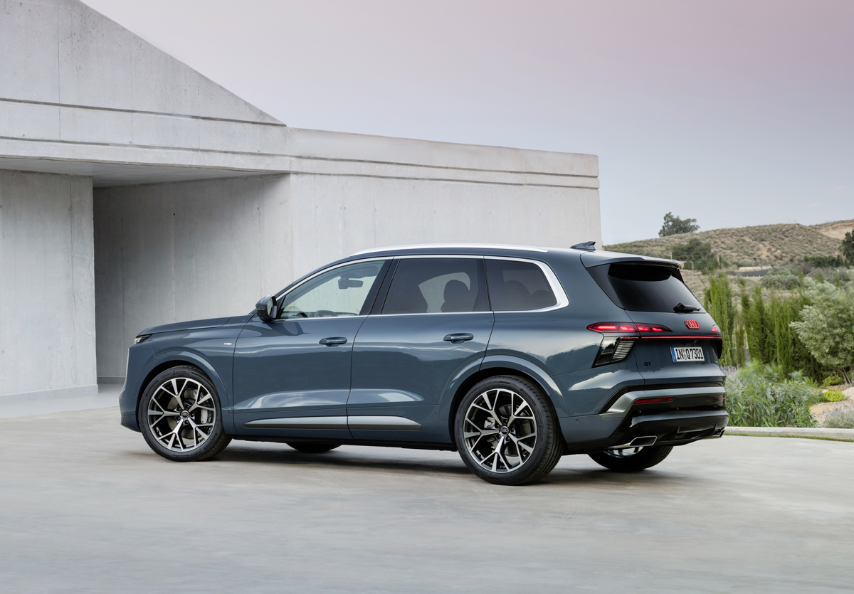 新型アウディQ7のリア（静止、グレー）