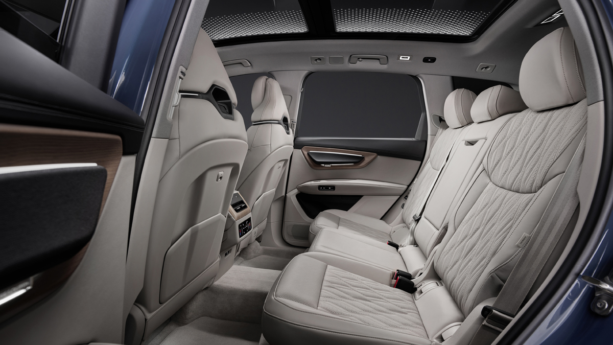 新型アウディQ7のインテリア〜後部座席