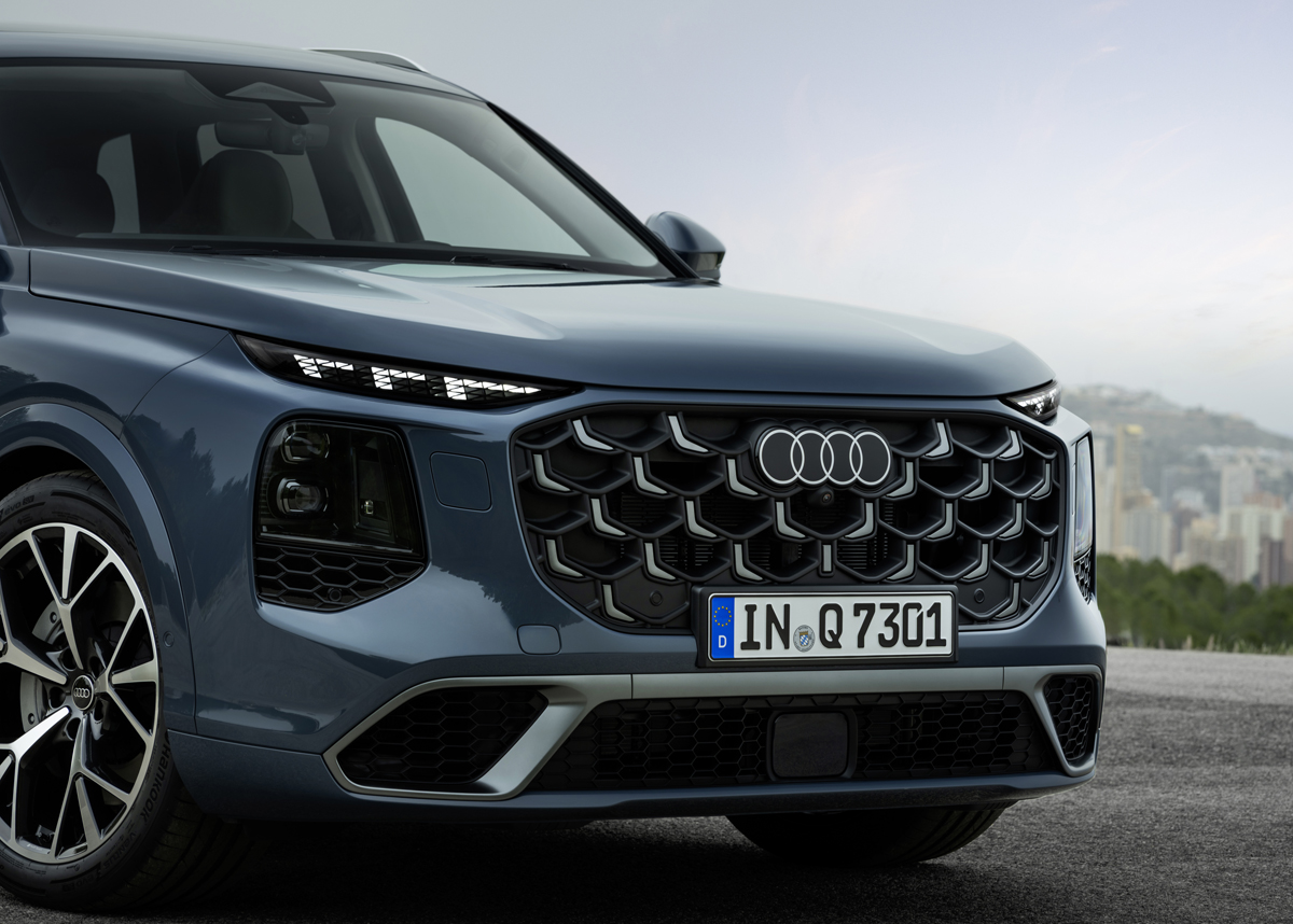 新型アウディQ7のフロント（グリル、ヘッドライト）