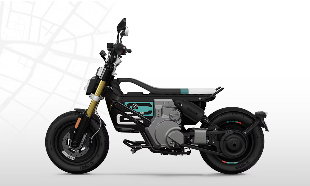 BMWの電動バイク、CE02の全景(サイド)