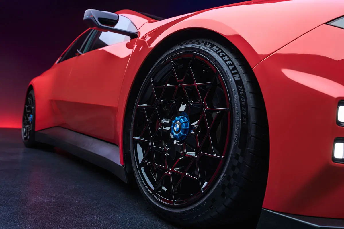 BMW M コンセプト・ノイエ・クラッセ（レッド）のタイヤとホイール