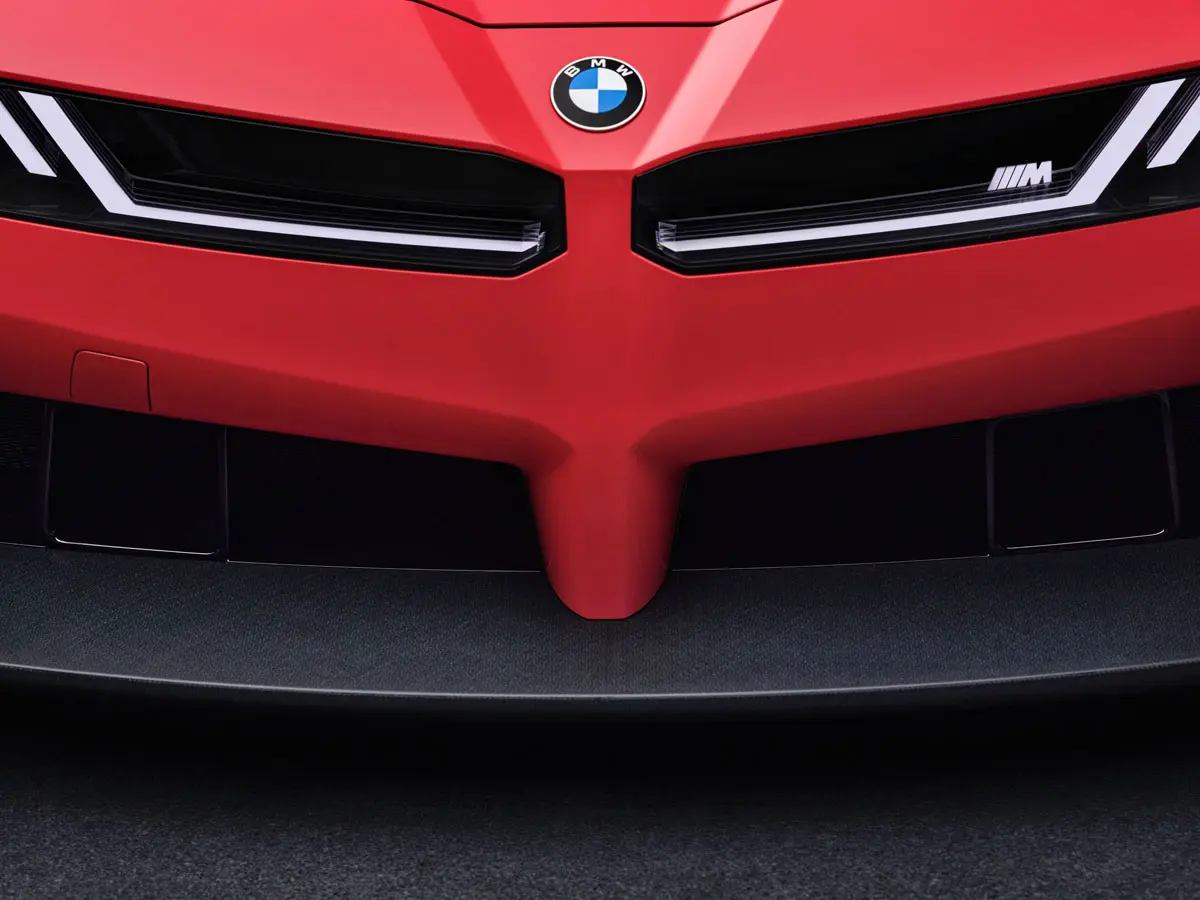 BMW M コンセプト・ノイエ・クラッセ（レッド）のフロントバンパー