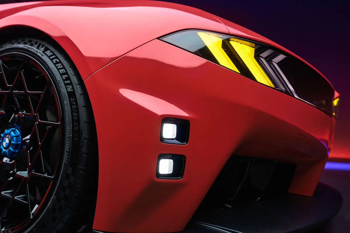 BMW M コンセプト・ノイエ・クラッセ（レッド）のフロントバンパー