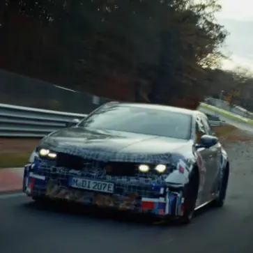 新型BMW M3（カモフラージュ、走行）