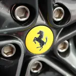 フェラーリのホイールと跳ね馬エンブレム