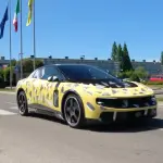 マラネロを走るイエローのフェラーリ・ルーチェ