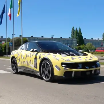 マラネロを走るイエローのフェラーリ・ルーチェ
