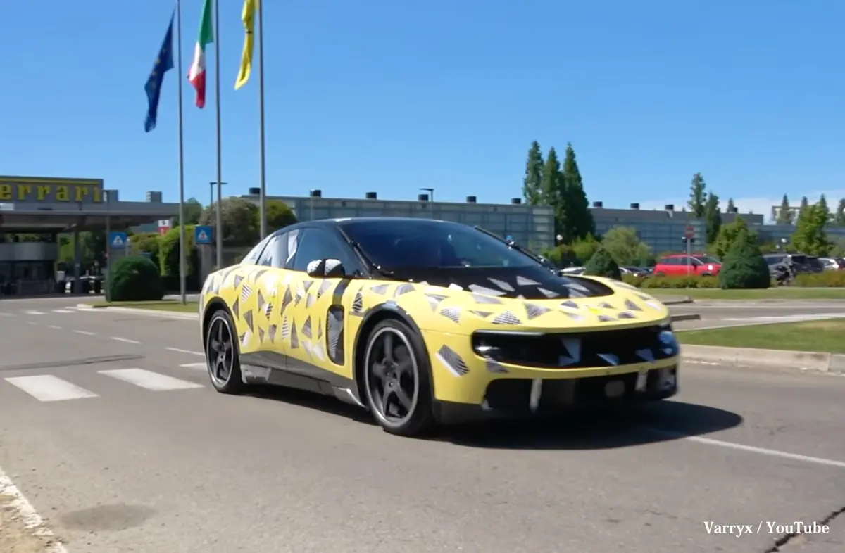 マラネロを走るイエローのフェラーリ・ルーチェ