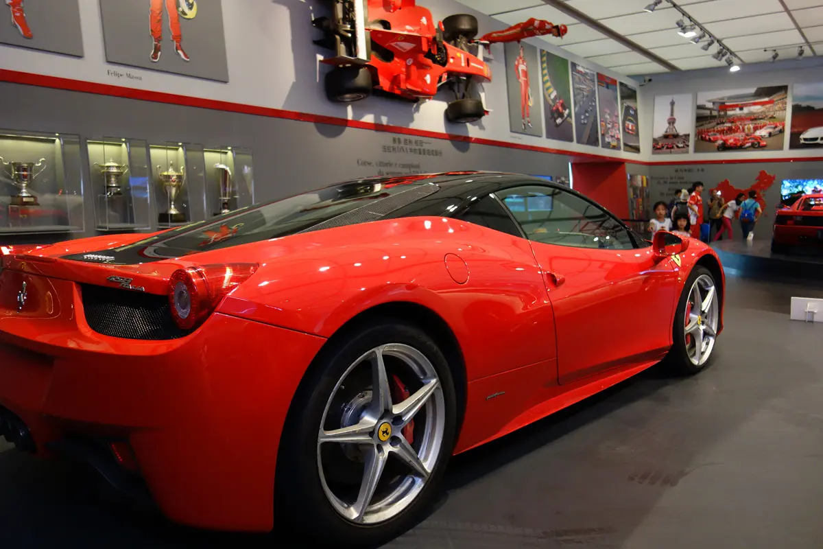 フェラーリ458スパイダー（レッド）のリアサイド