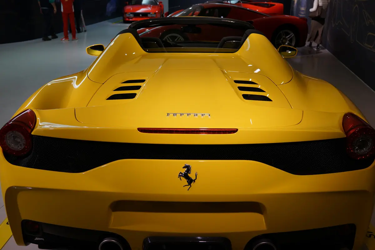 フェラーリ458スパイダー（イエロー）のリア