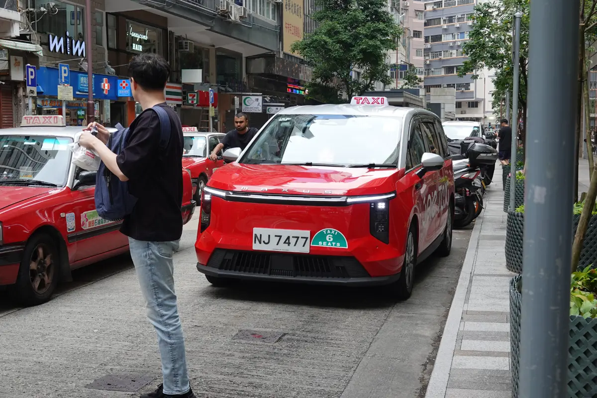 香港を走るマクサスのタクシー