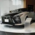 ニュートリノグレーのレクサスRZ 600e（フロント）