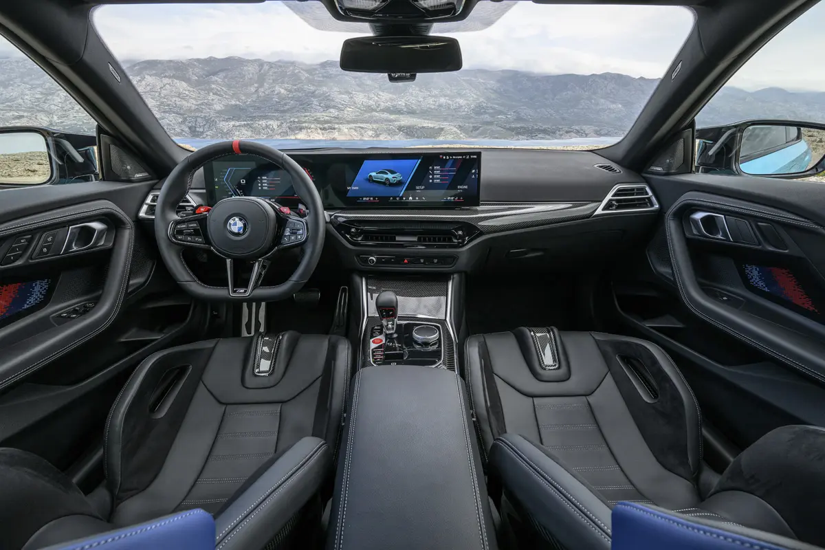 BMW M2 xDriveのインテリア（全景）