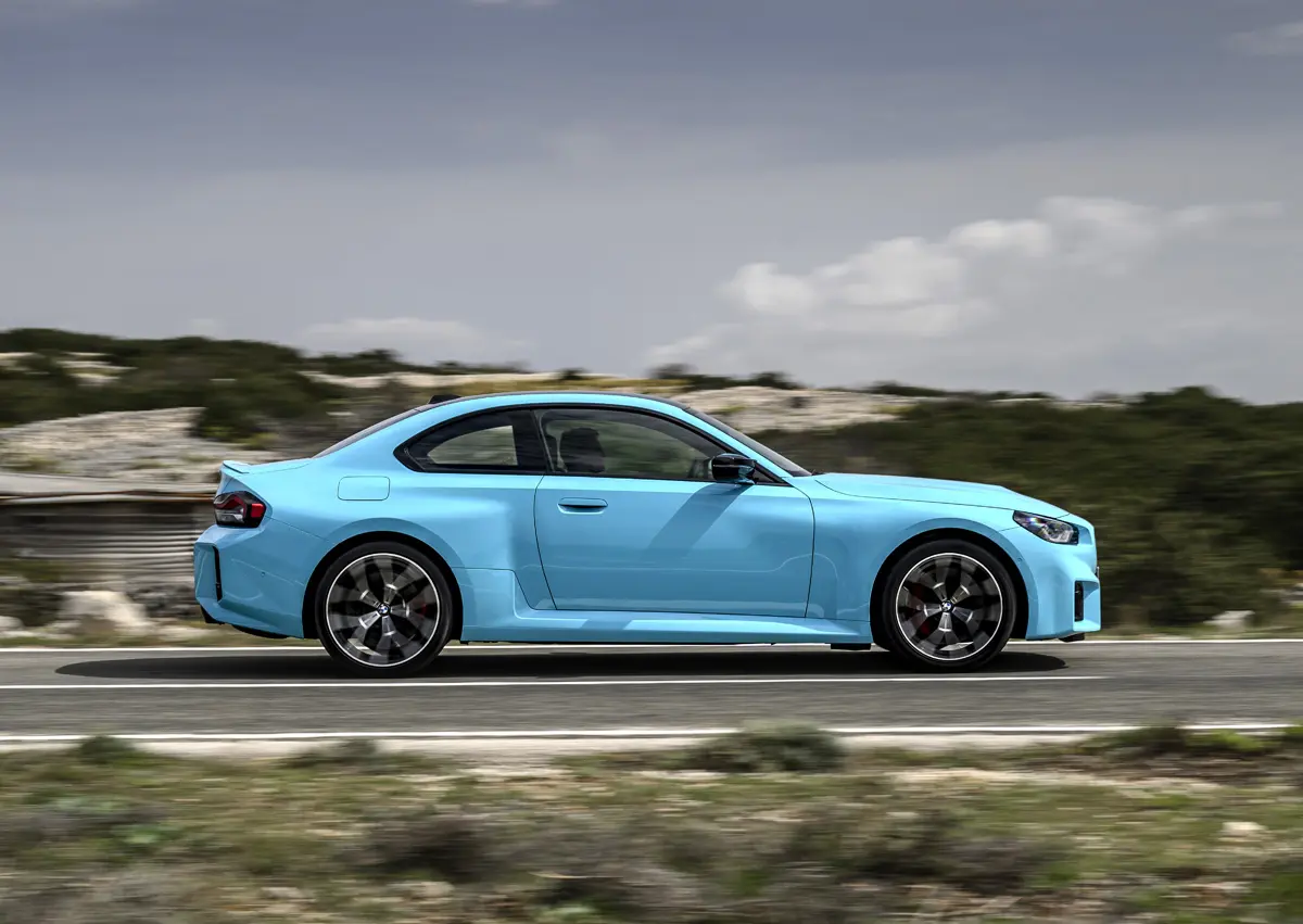 BMW M2 xDriveのエクステリア（サイド、走行）