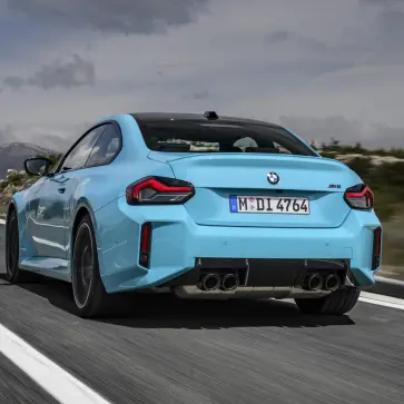 BMW M2 xDriveのエクステリア（リア、走行）