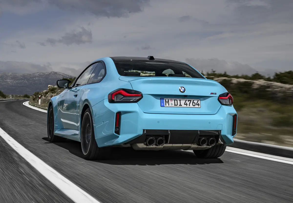 BMW M2 xDriveのエクステリア（リア、走行）