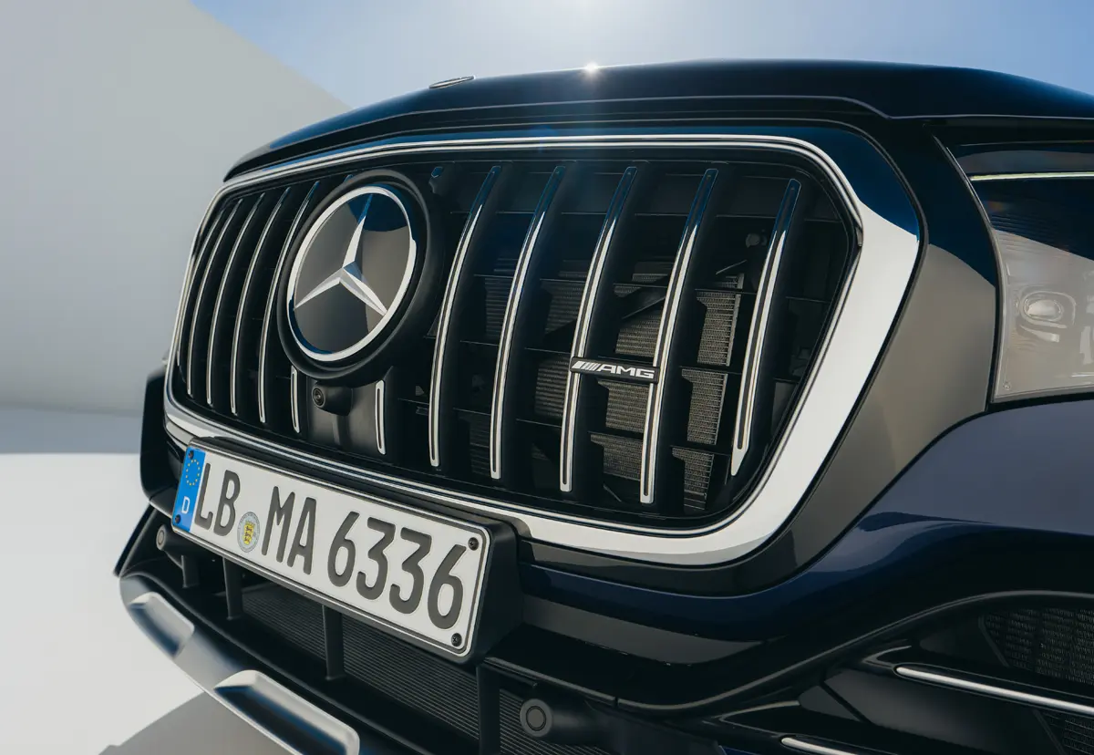 新型メルセデスAMG GLE 63（SUV、ブルー）〜フロントグリル