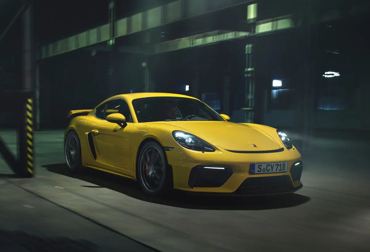 ポルシェ718ケイマンGT4のエクステリア（イエロー、走行）