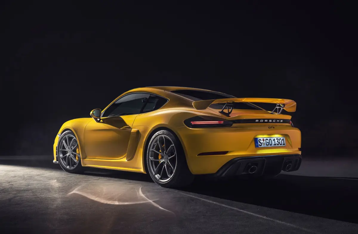 ポルシェ718ケイマンGT4のエクステリア（イエロー、リア、静止）