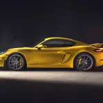 ポルシェ718ケイマンGT4のエクステリア（イエロー、サイド、静止）