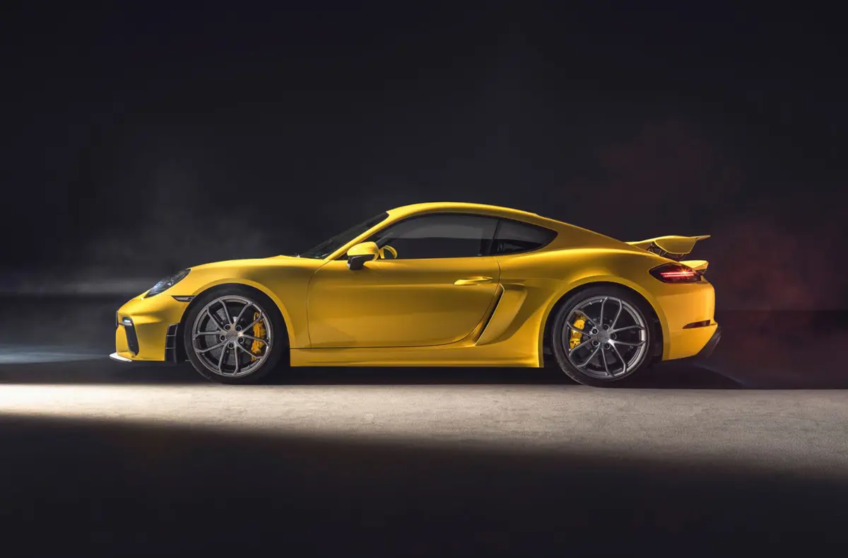 ポルシェ718ケイマンGT4のエクステリア（イエロー、サイド、静止）