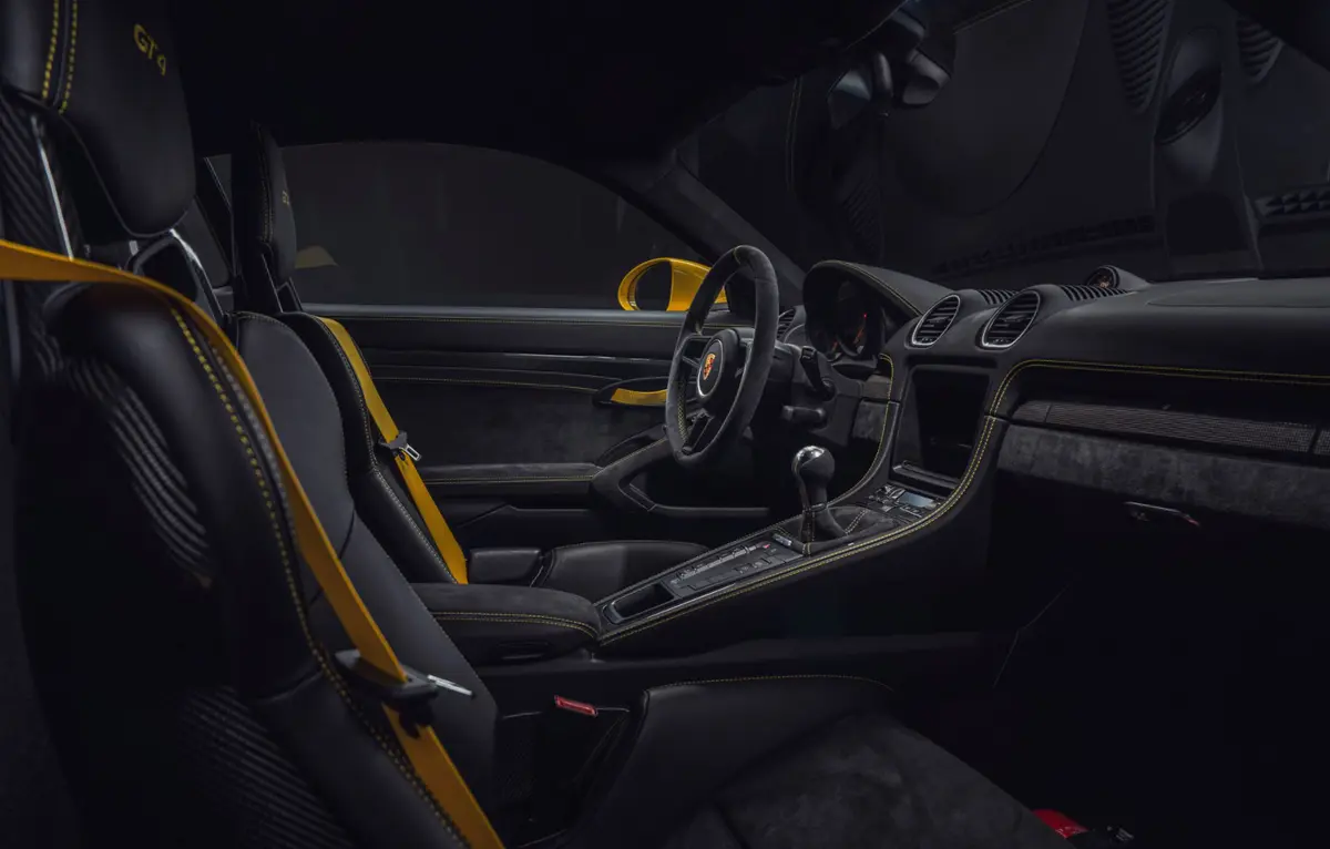 ポルシェ718ケイマンGT4のインテリア