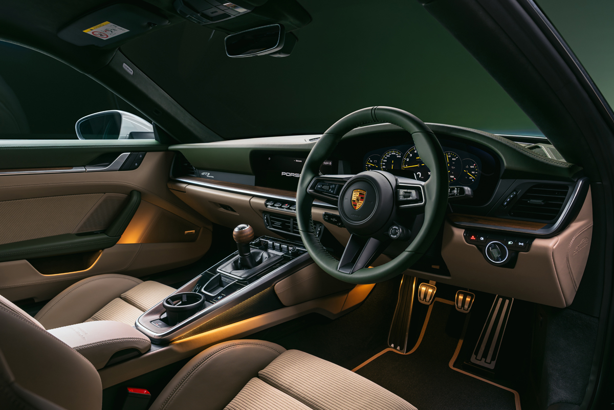 ポルシェ「911 GT3 アールズ・コート51エディション」のインテリア〜全景