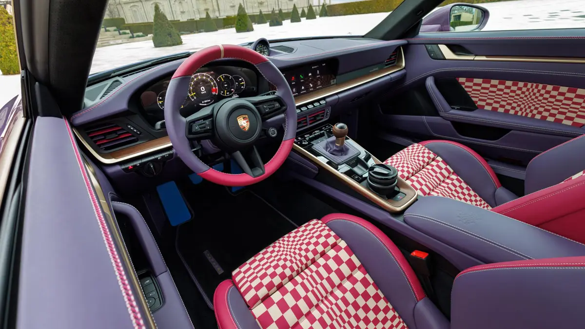 ポルシェ911 GT3ツーリング「ソンダーヴンシュ」〜モルドバのインテリア全景