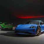 マンタイキットを装着したポルシェ・タイカン（ブルーとグリーン）