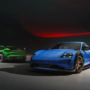 マンタイキットを装着したポルシェ・タイカン（ブルーとグリーン）