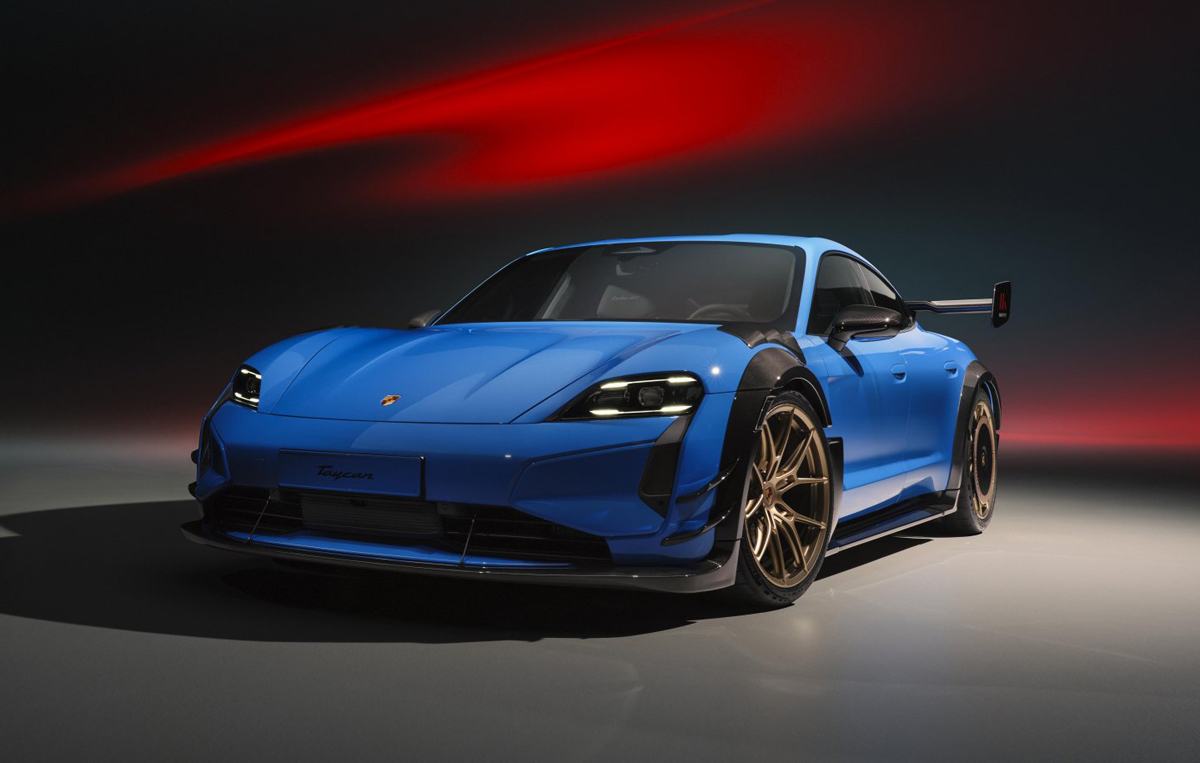 マンタイキットを装着したポルシェ・タイカン（ブルー、フロント）