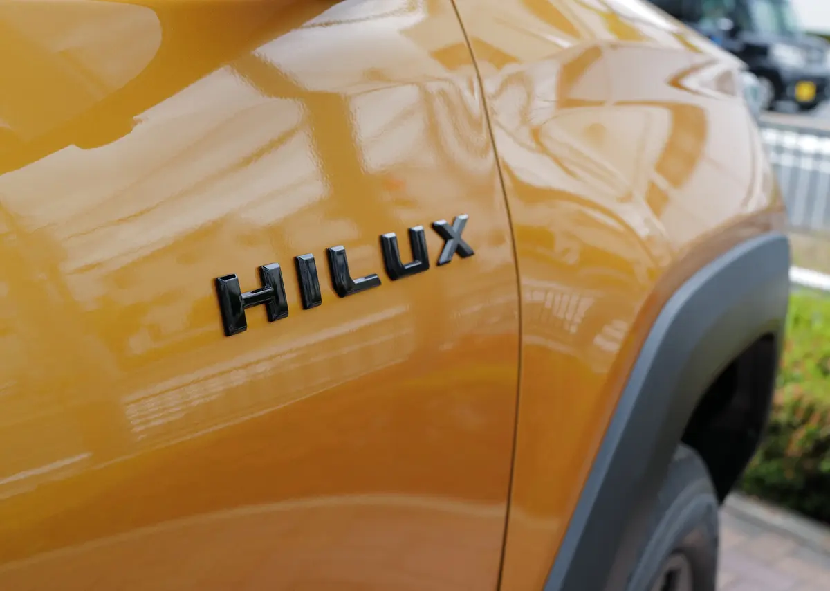 トヨタ・ハイラックスのエクステリア〜サイドのHILUXロゴ