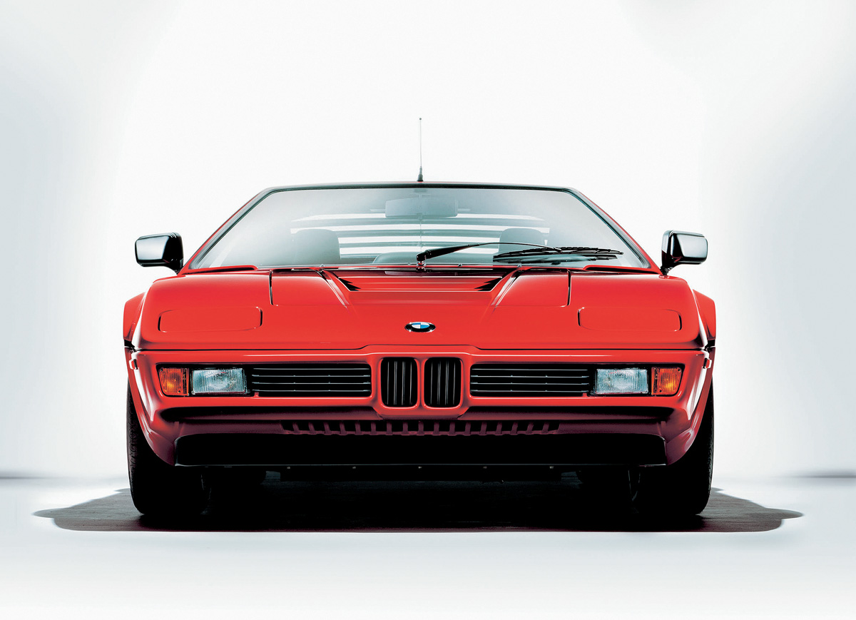 BMW M1のフロント（レッド）