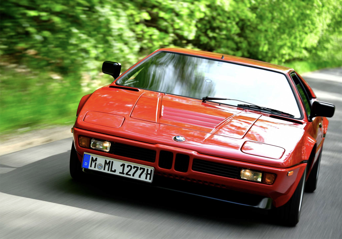 レッドのBMW M1（フロント、走行）