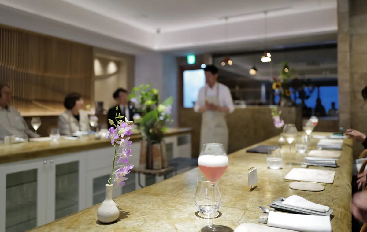フレンチレストラン、「アントル ヌー(entre nous)」の店内