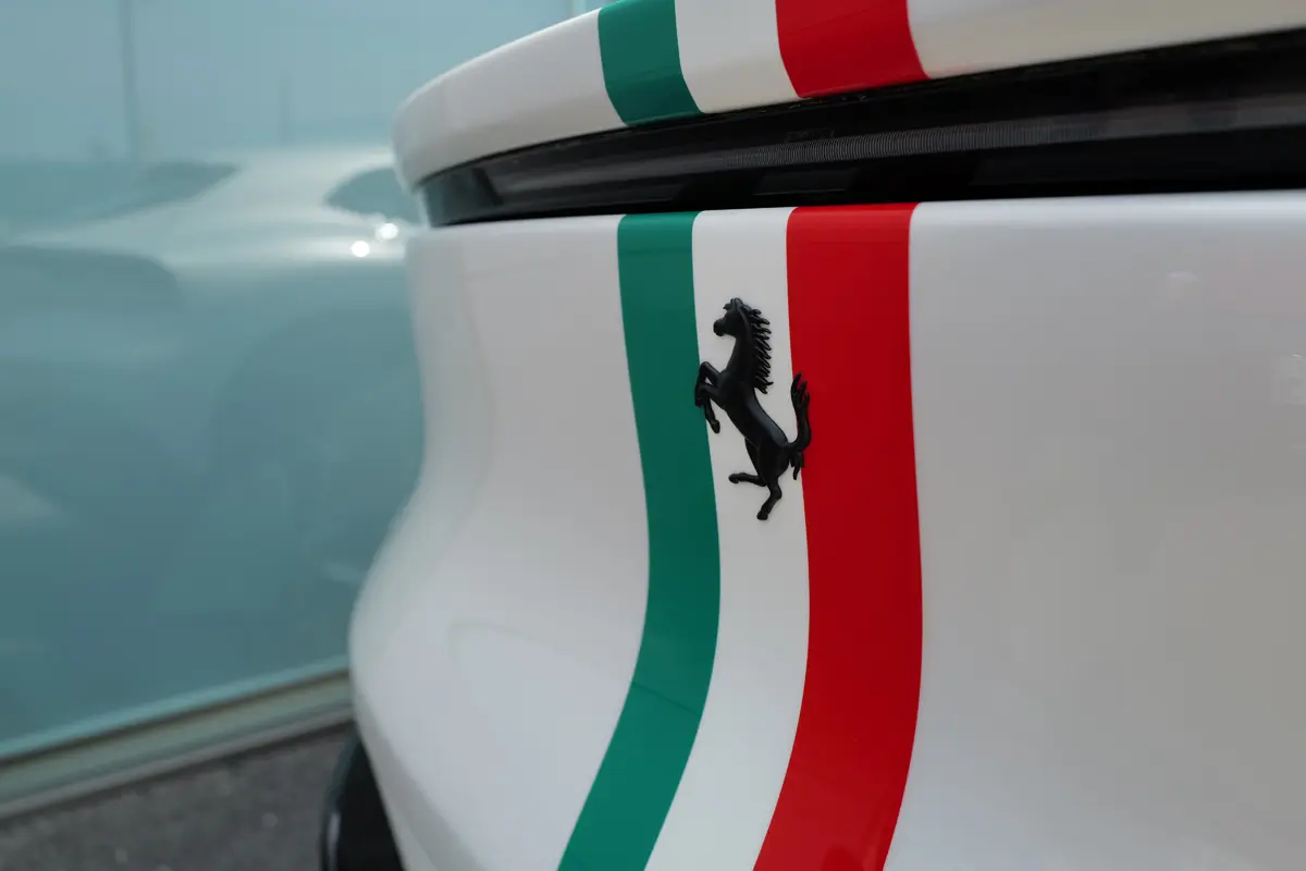イタリアンカラーのストライプが入るホワイトのフェラーリ プロサングエ(リア)