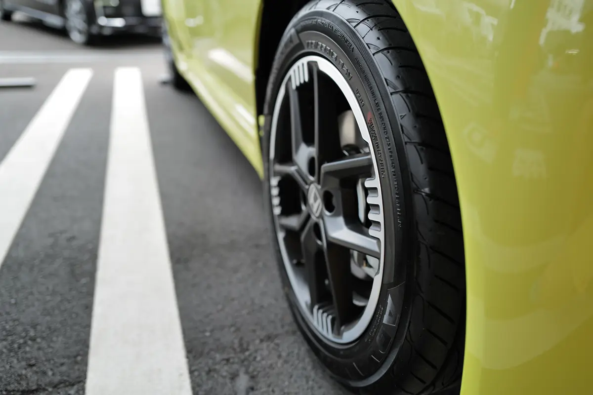 ホンダ SuperONEのエクステリア〜フロントタイヤ