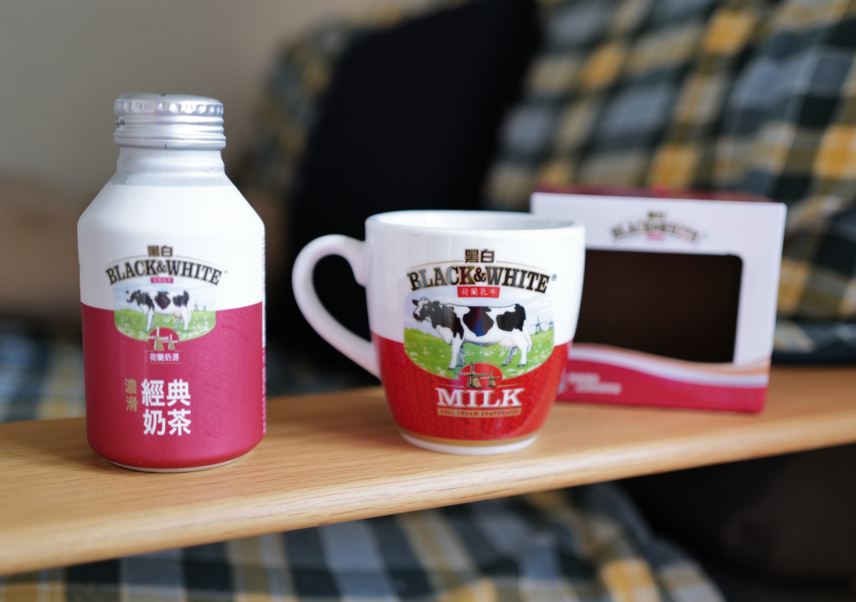 香港「Black & White(黑白淡奶)」のカップと缶飲料