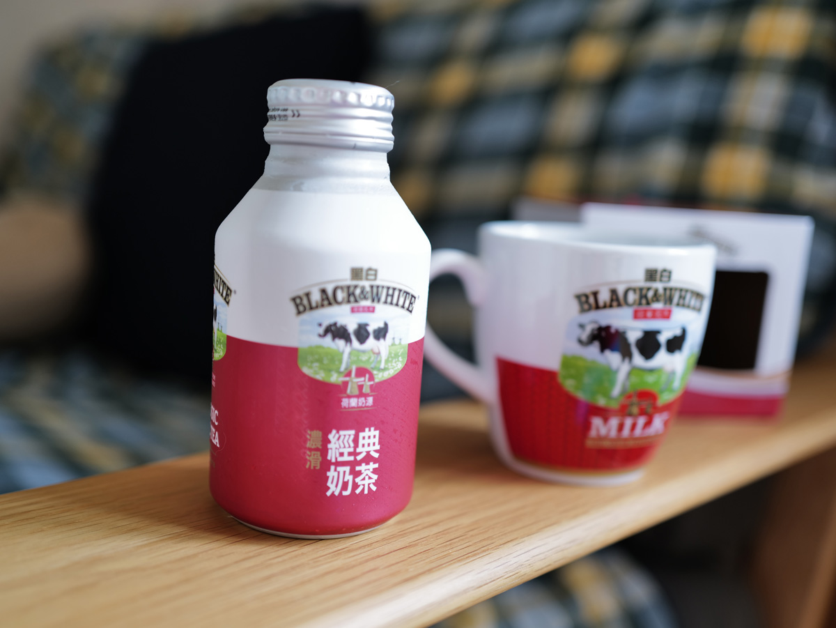 香港「Black & White(黑白淡奶)」のカップと缶飲料