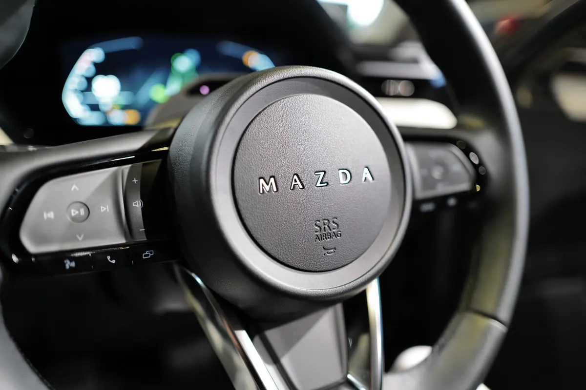 新型マツダCX-5(グレー)のエクステリア〜ステアリングホイール