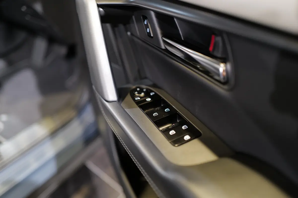 新型マツダCX-5(グレー)のインテリア〜ドアスイッチ