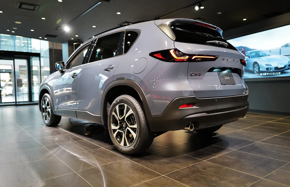 新型マツダCX-5(グレー)のエクステリア〜リア