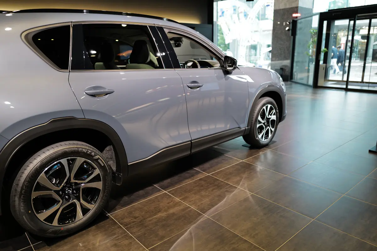 新型マツダCX-5(グレー)のエクステリア〜サイド