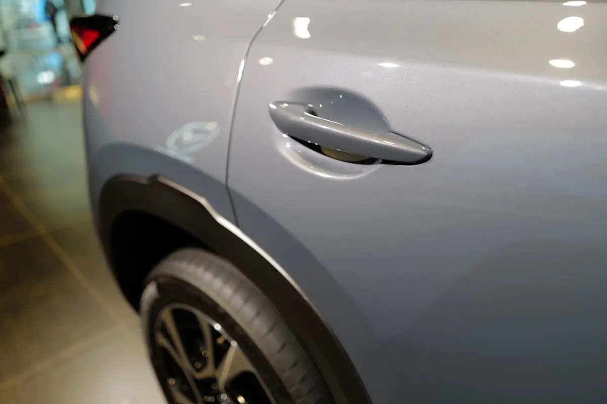 新型マツダCX-5(グレー)のエクステリア〜ドアハンドル