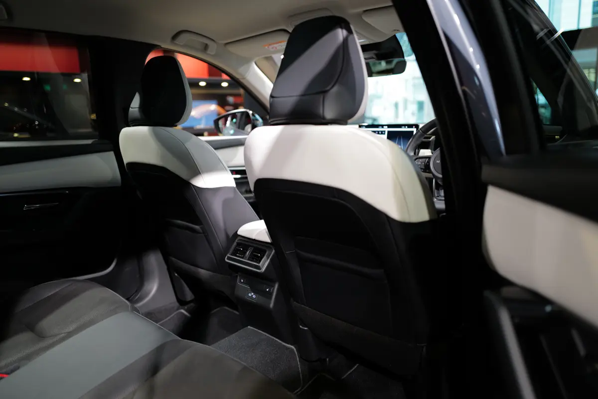 新型マツダCX-5(グレー)のインテリア〜後部座席